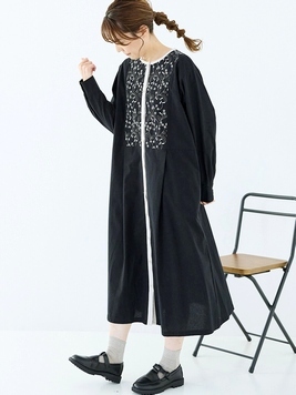 花刺繍が目を惹くコットンワンピース