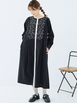 花刺繍が目を惹くコットンワンピース