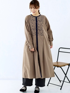 花刺繍が目を惹くコットンワンピース