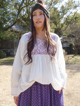 ラライン刺繍TOP