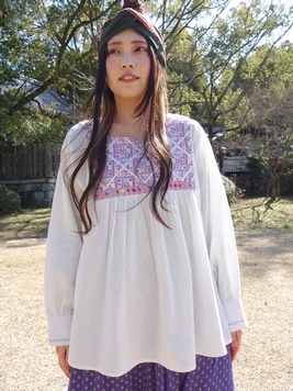 ラライン刺繍TOP