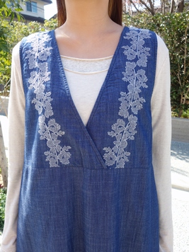 デニムエンブ刺繍ジャンパースカート