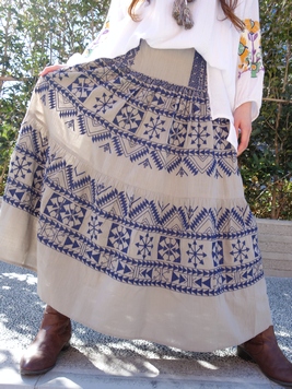 ゴシック刺繍スカート