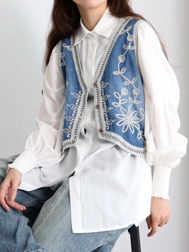 ボタニカル刺繍のショートベスト