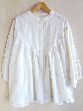 フォリア刺繍ブラウス