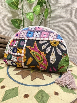 ラバリ刺繍半円ポーチ