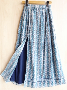 スリットで裏地をチラ見せするコットンスカート