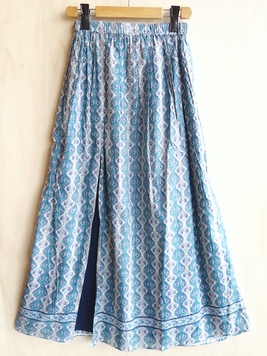 スリットで裏地をチラ見せするコットンスカート