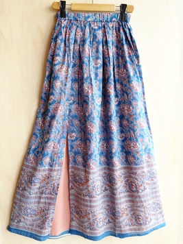 スリットで裏地をチラ見せするコットンスカート