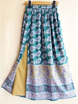 スリットで裏地をチラ見せするコットンスカート