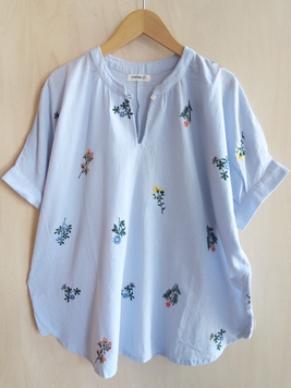 カーラ刺繍コットンプルオーバー