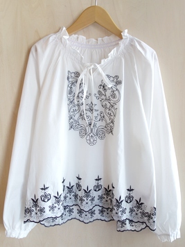 ボタニカルエンブ刺繍コットンブラウス