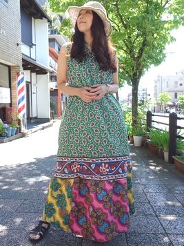 花を散りばめたインドコットンのワンピース