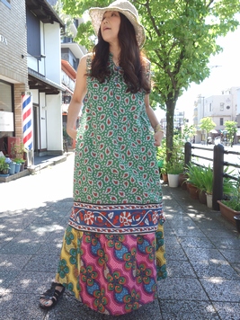 花を散りばめたインドコットンのワンピース