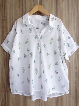綿ボイル草花スキッパーブラウス