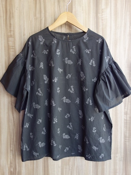 草花刺繍フレアスリーブブラウス