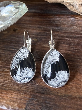 ネイダガラスドロップピアス