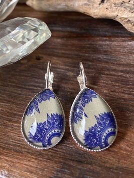 ネイダガラスドロップピアス