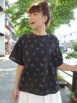 草花刺繍フレアスリーブブラウス