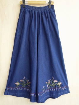 花刺繍とステッチのワイドデニムパンツ