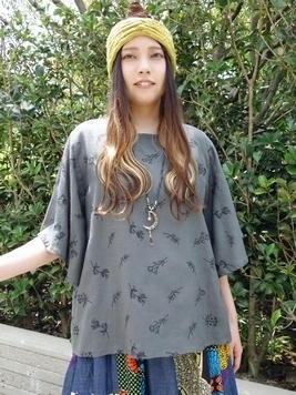 コットンリネン混草花刺繍ブラウス