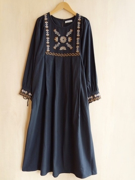 クリンプ刺繍ワンピース