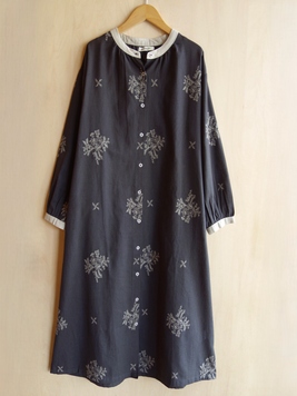 クラッシー刺繍ワンピース