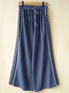 サイドライン刺繍パンツ