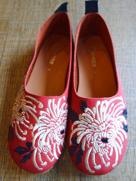 菊刺繍パンプス