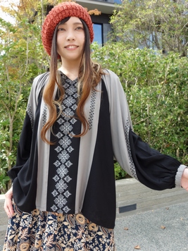 アラベスク刺繍風プリントプルオーバー
