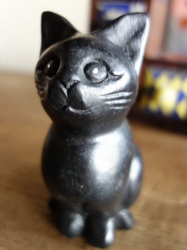 おすわり黒猫