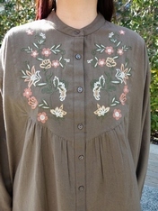 アンティークフラワー刺繍ブラウス