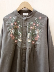 アンティークフラワー刺繍ブラウス