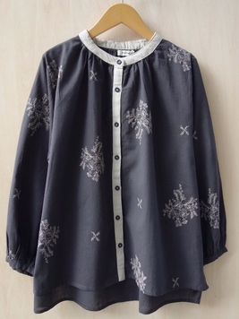 クラッシー刺繍ブラウス