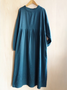 シュシュ刺繍ワンピース