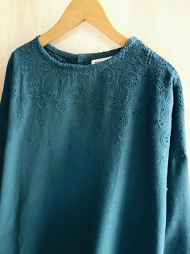 シュシュ刺繍プルオーバー