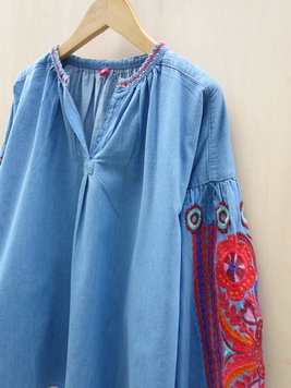 カヌムール刺繍TOP